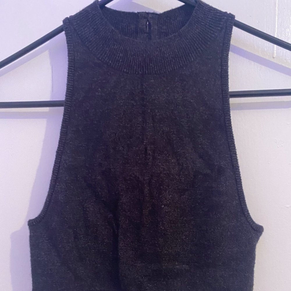 VS no sleeve crop top